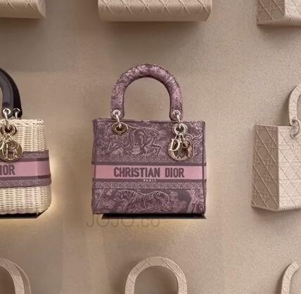 《上品なピンクカラーが素敵》Dior LadyD-Liteミディアムバッグ